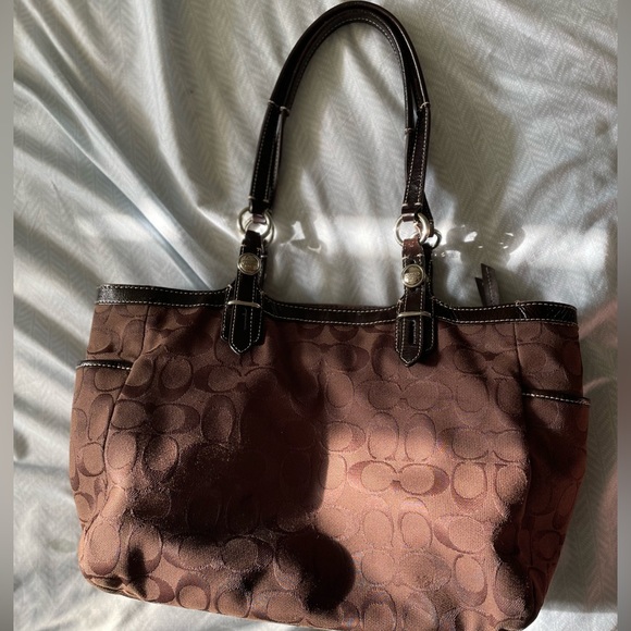 Coach shoulder bag, previously loved. Good condition - Picture 2 of 6